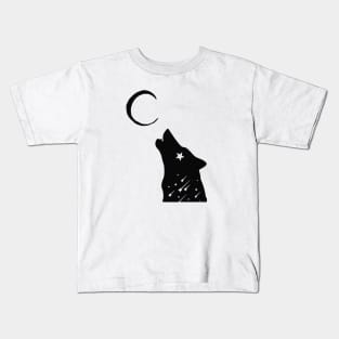 Wolf howling at moon Kids T-Shirt